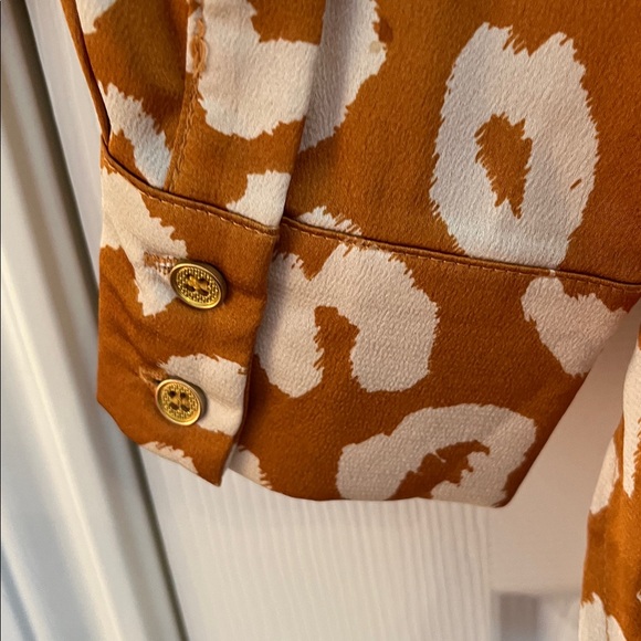Entro Leopard Hi Lo Button Down Blouse - Picture 6 of 9